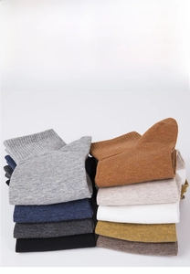 Detail von 200-Nadel-Baumwollsocken in verschiedenen Unifarben und hoher Dichte