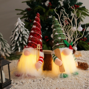 Set di gnomi natalizi luminosi con slitte in legno e luci LED in una scena innevata
