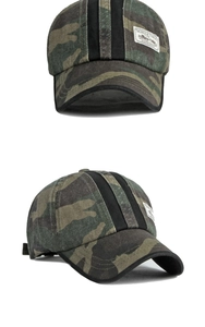 Dettaglio del cappellino mimetico da baseball con strisce nere decorative e toppa in tela
