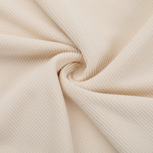 Vista dettagliata del tessuto a maglia a coste beige che mostra morbidezza e qualità