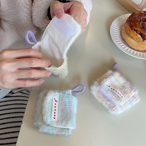 Mini custodia in peluche per auricolari wireless in colori macaron con cinturino
