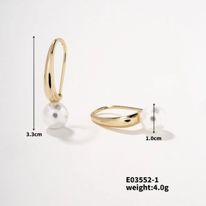 Vue détaillée des boucles d'oreilles perles avec dimensions 3,3 cm de hauteur et 1 cm