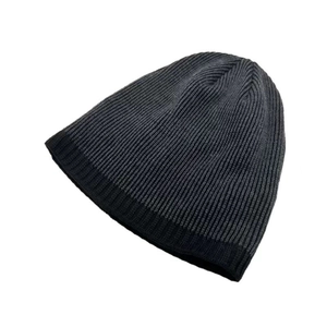 Vue détaillée d'un bonnet en maille côtelée gris foncé pour la chaleur et les sports