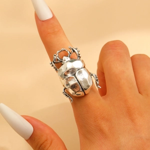 Creative insect-shaped beetle ring in vintage silver finish worn by a model