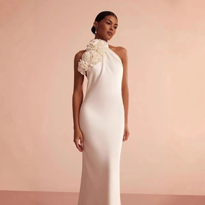 Robe élégante en satin blanc avec fleur 3D et coupe sirène pour soirée chic