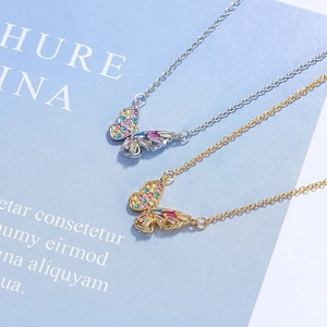 Colliers papillon minimalistes en or et argent avec sertissage de zircons colorés
