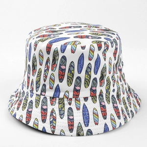 Détail d'un chapeau bob en toile avec imprimé de planches de surf Ocean Calling et coutures
