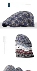 Detalle de gorra plana a cuadros con hebilla de metal ajustable y cinco opciones de color