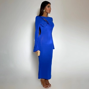 Detalle del vestido largo ajustado azul con un elegante escote diagonal en el pecho