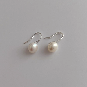 Elegant s925 silver hook earrings with round white natural freshwater pearls