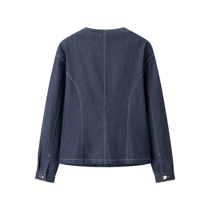 Vue arrière détaillée d'une veste en jean bleu foncé avec des coutures contrastées