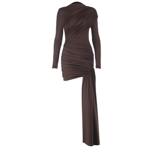 Détail d'une robe marron foncé à manches longues froncée avec un élégant drapé latéral