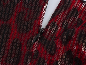 Détail de sequins scintillants rouges et noirs avec fermeture éclair sur robe de fête
