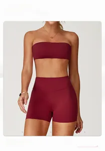 Detail eines burgunderroten Yoga-Sets mit Bandeau-Sport-BH und High-Waist-Shorts im Set