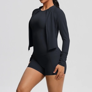Vue détaillée d'un ensemble sport 3 pièces avec veste zippée, débardeur et short de fitness