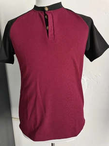 Dettaglio del tessuto nido d'ape e abbottonatura sulla maglia Henley rosso vino