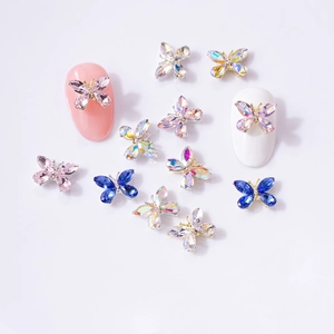 Détail de bijoux d'ongles papillon 3D aurora avec strass brillants sur faux ongles
