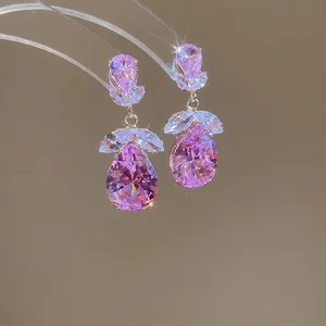Parure de boucles d'oreilles fleur en zircon avec pierres roses en poire et fini doré