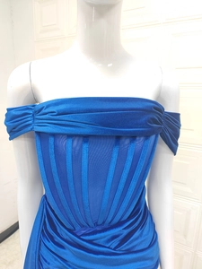 Détail de la texture en velours bleu roi et coupe ajustée de la robe bustier élégante