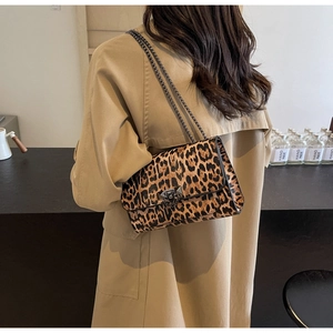 Detail der Leopardenmuster-Tasche mit metallischer V-Schnalle und Kettenriemen