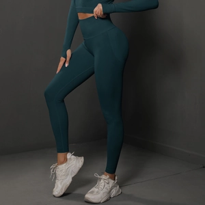Détail de l'ensemble de yoga sarcelle sans couture avec legging taille haute et haut court