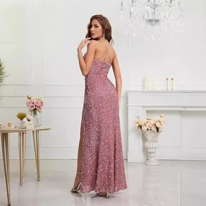 Robe de bal élégante en sequins or rose avec fines bretelles et dos nu croisé sophistiqué