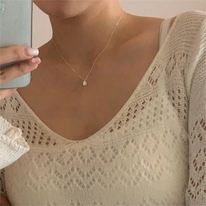 Mirror selfie showing a delicate 925 silver necklace with a small pearl pendant