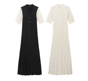 Detailaufnahme der Strickstruktur und Knopfleiste am kurzärmeligen Midikleid