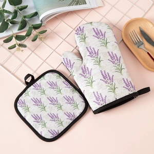 Dettaglio di guanto da forno e presina con stampa lavanda su un bancone da cucina