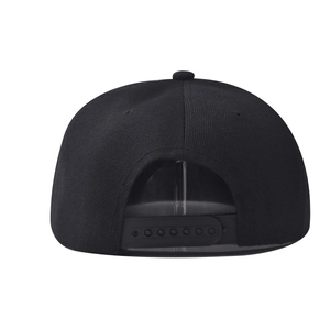 Vue arrière de la casquette snapback en coton noir avec attache en plastique réglable