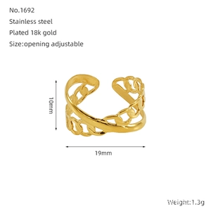 Détail d'une bague géométrique plaquée or 18k avec dimensions et poids précisés