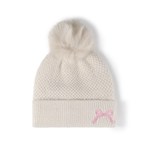 Winter-Strickmütze mit Bommel und rosa Schleifenbestickung in cremeweißer Wolle