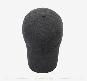 Gros plan d'une casquette d'hiver épaisse en tissu gris avec broderie latérale détaillée