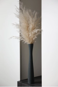 Dettaglio vaso in ceramica grigio antracite spazzolato con erba pampas alta decorativa