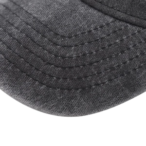 Gros plan sur le bord d'une casquette grise délavée avec coutures de renfort précises