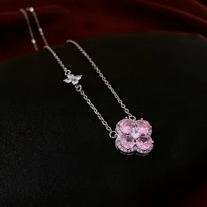 Collier avec pendentif trèfle en zircon rose et petit détail de fleur en argent poli