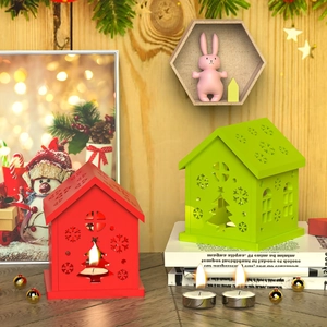Casita navideña de madera para vela con motivos festivos de copos de nieve y pinos