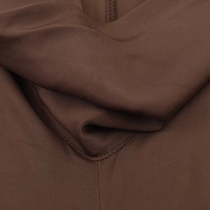 Gros plan détaillé du tissu en maille extensible marron avec coutures professionnelles