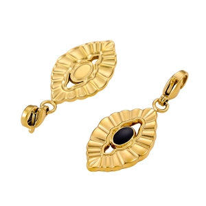 Détail d'un pendentif œil rétro plaqué or avec émail noir et texture métallique fine