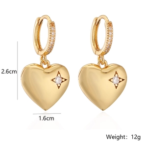 Détail des boucles d'oreilles cœur dorées avec gravure d'étoile en zircone et dimensions