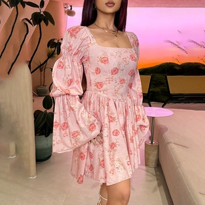 Mini robe fleurie rose avec encolure carrée et manches lanterne pour un look élégant d'automne