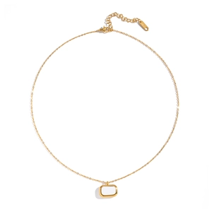 Détail du marquage S.STEEL sur un collier avec pendentif rectangulaire doré chic