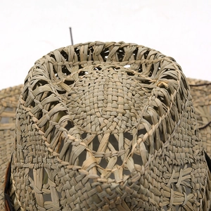 Vue macro détaillée de la texture tressée de la couronne sur un chapeau de cowboy en paille