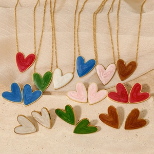 Détail de colliers et boucles d'oreilles cœur en émail marbré de couleurs variées