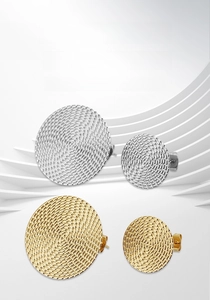 Détail de boucles d'oreilles rondes texturées en acier inoxydable, finitions or et argent