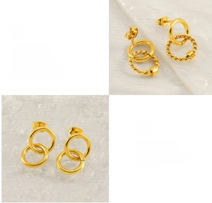 Dettaglio macro di orecchini a cerchi intrecciati placcati in oro 18k finitura lucida