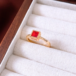 Detail eines Vintage-Goldrings mit quadratischem rotem Zirkon in einer luxuriösen Box