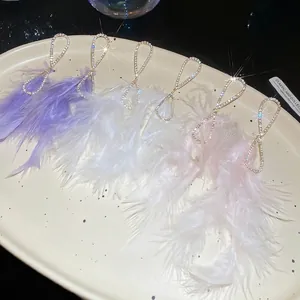 Elegante Federohrringe mit funkelnden Strasssteinen in Lila, Weiß und Rosa im Set