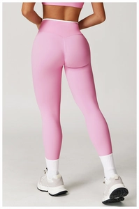 Detail van roze yoga legging met hoge taille en witte contrast bies met liftend effect voor billen