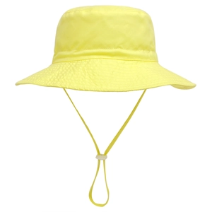 Dettaglio cappello da sole giallo per bambini con cinturino regolabile e tessuto traspirante